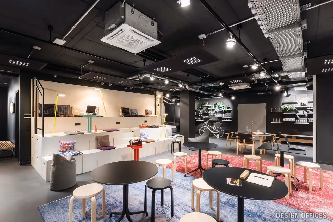 Eberhardhöfe by Design Offices — Konferenzraum mit flexiblen Arbeitsplätzen und moderner Architektur