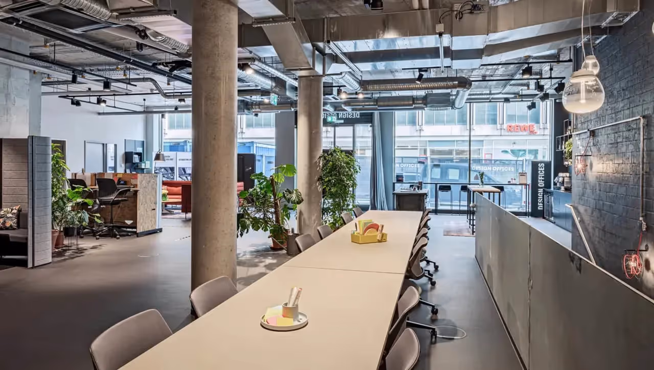 Eberhardhöfe by Design Offices — Arbeitsplatz mit flexiblen Arbeitsplätzen und moderner Architektur