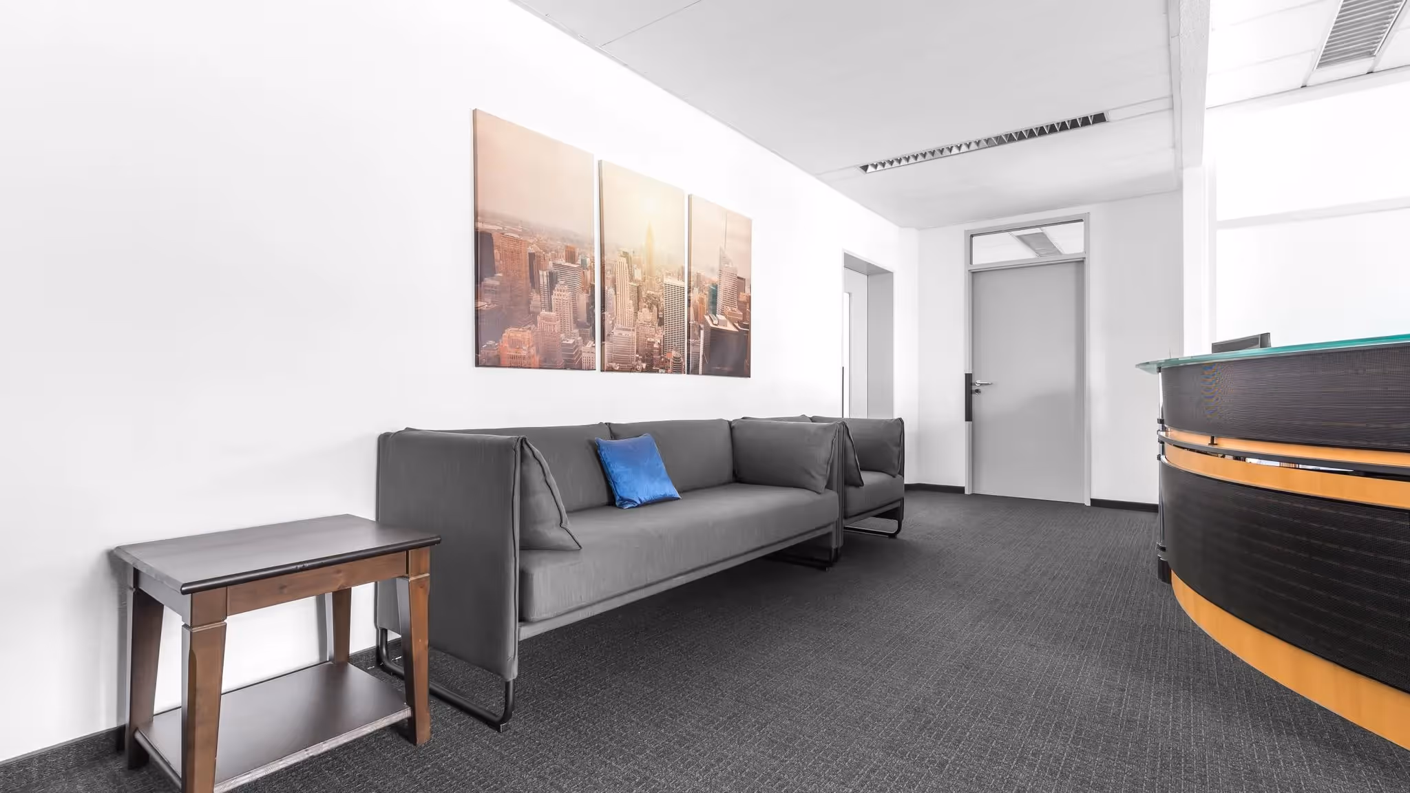 Offisto by HQ — Konferenzraum mit flexiblen Arbeitsplätzen und moderner Architektur