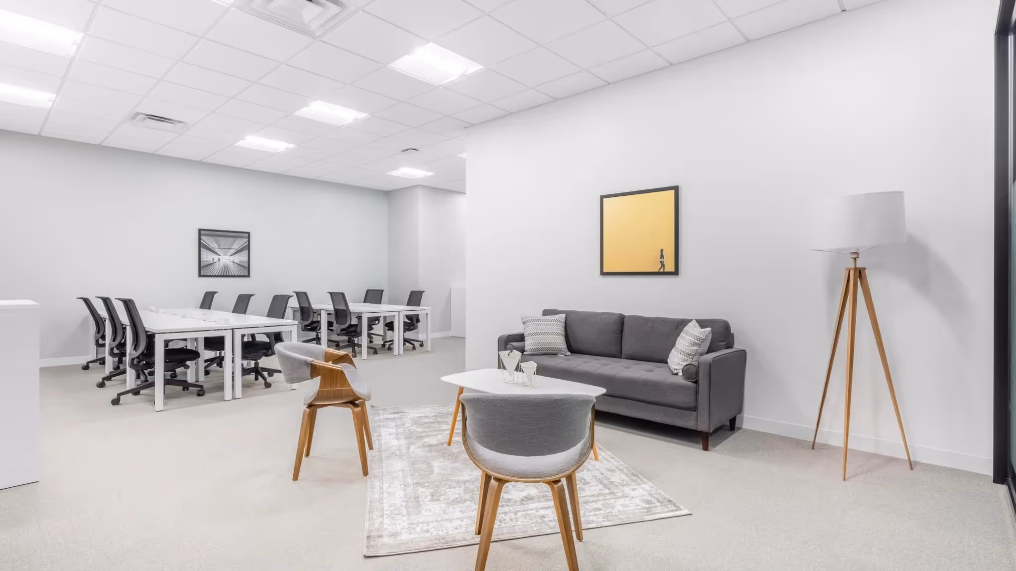 Offisto by HQ — Coworking-Bereich mit flexiblen Arbeitsplätzen und moderner Architektur