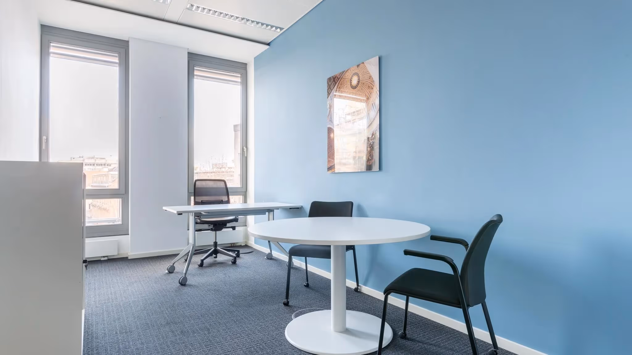 City Plaza by Regus — Lounge mit flexiblen Arbeitsplätzen und moderner Architektur
