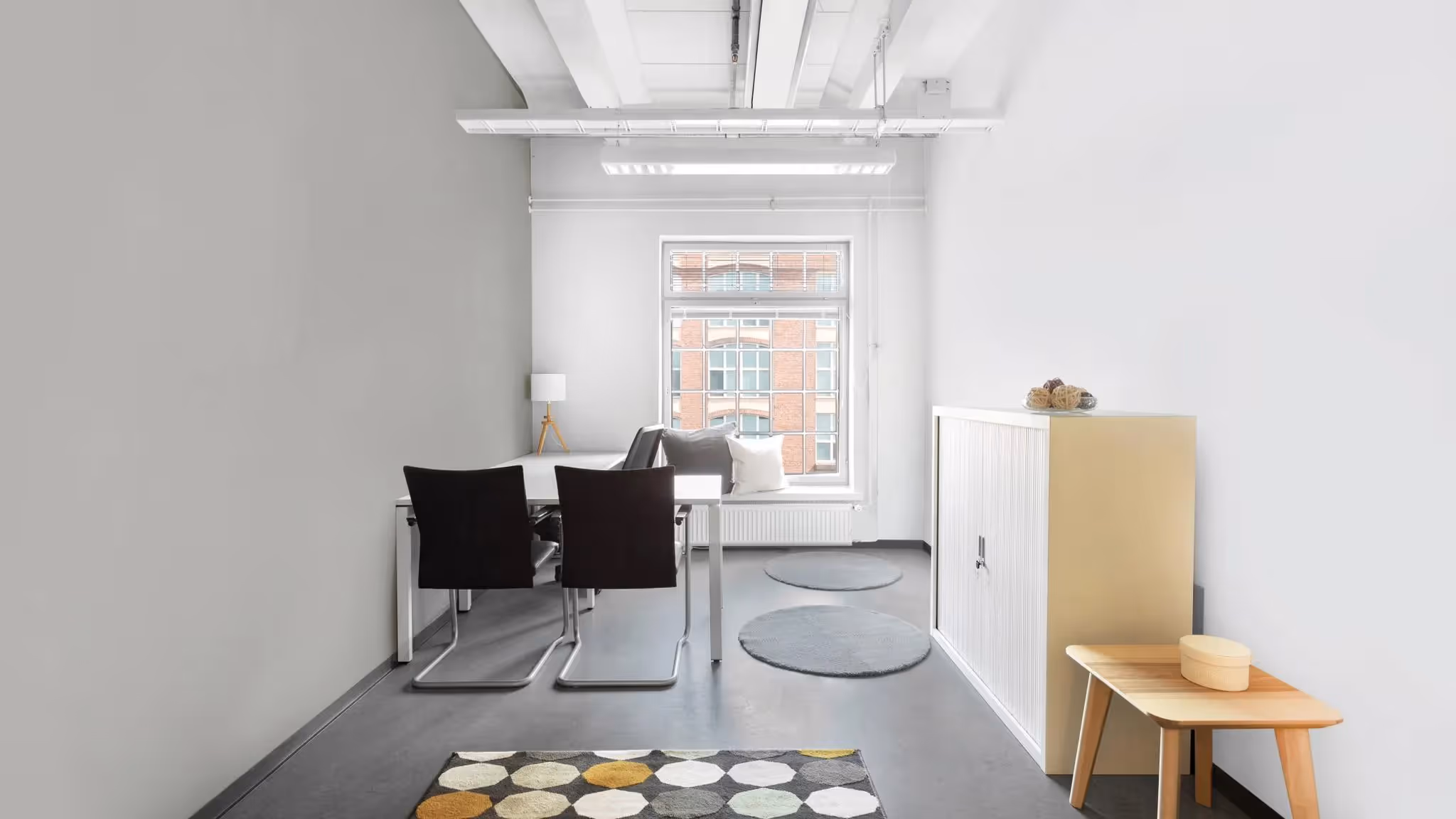 City Plaza by Regus — Meetingraum mit flexiblen Arbeitsplätzen und moderner Architektur