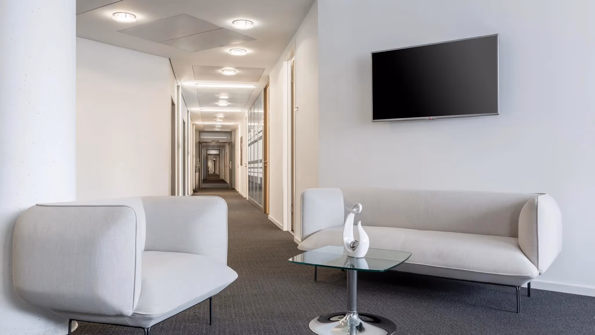 City Plaza by Regus — Konferenzraum mit flexiblen Arbeitsplätzen und moderner Architektur