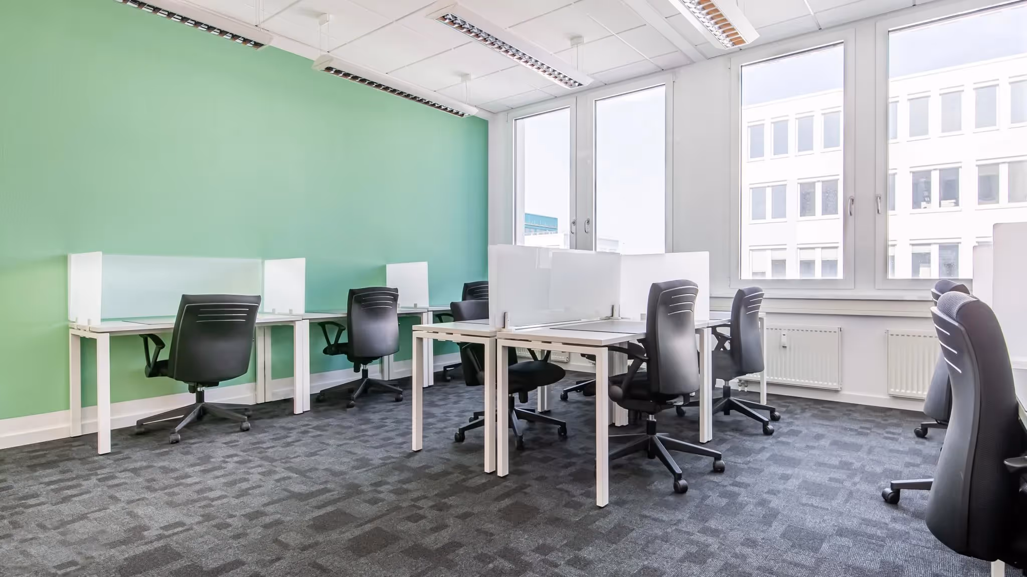 Step by Regus — Büro mit flexiblen Arbeitsplätzen und moderner Architektur