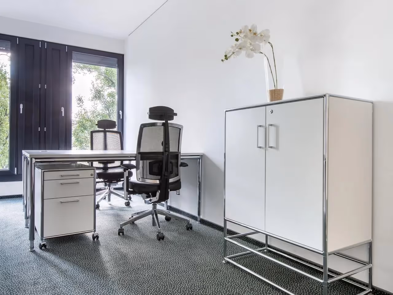 Leo23 by Regus — Arbeitsplatz mit flexiblen Arbeitsplätzen und moderner Architektur