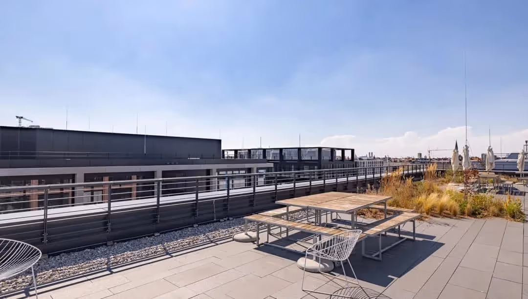 M8 by Spaces — Lounge mit flexiblen Arbeitsplätzen und moderner Architektur