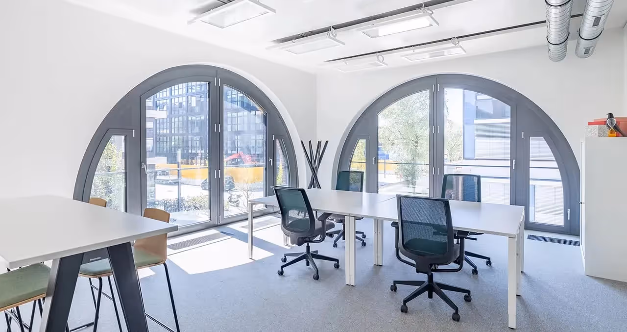 M8 by Spaces — Konferenzraum mit flexiblen Arbeitsplätzen und moderner Architektur