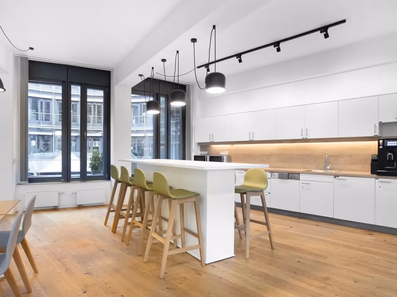 Five Rings by Regus — Konferenzraum mit flexiblen Arbeitsplätzen und moderner Architektur