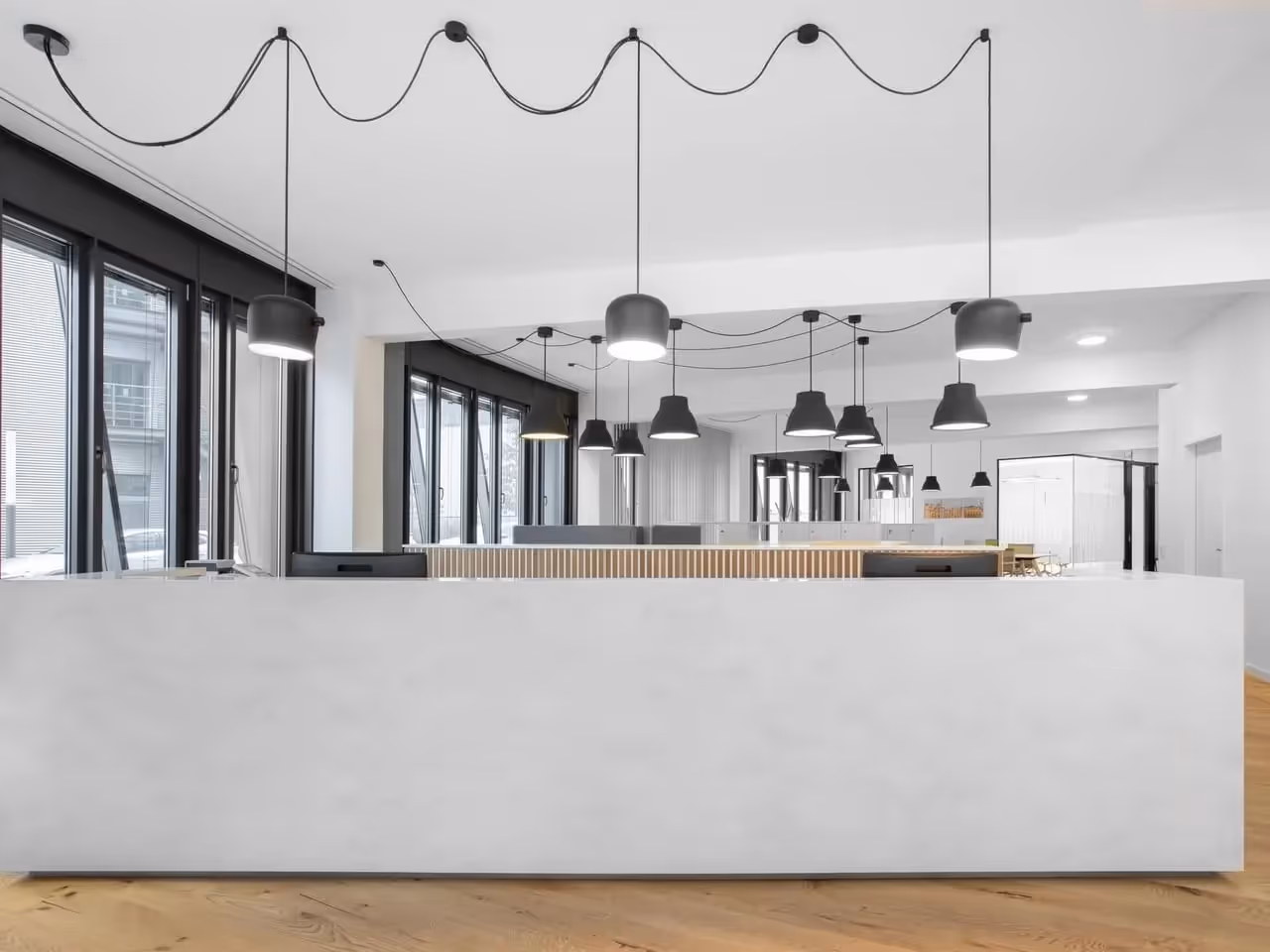Five Rings by Regus — Coworking-Bereich mit flexiblen Arbeitsplätzen und moderner Architektur