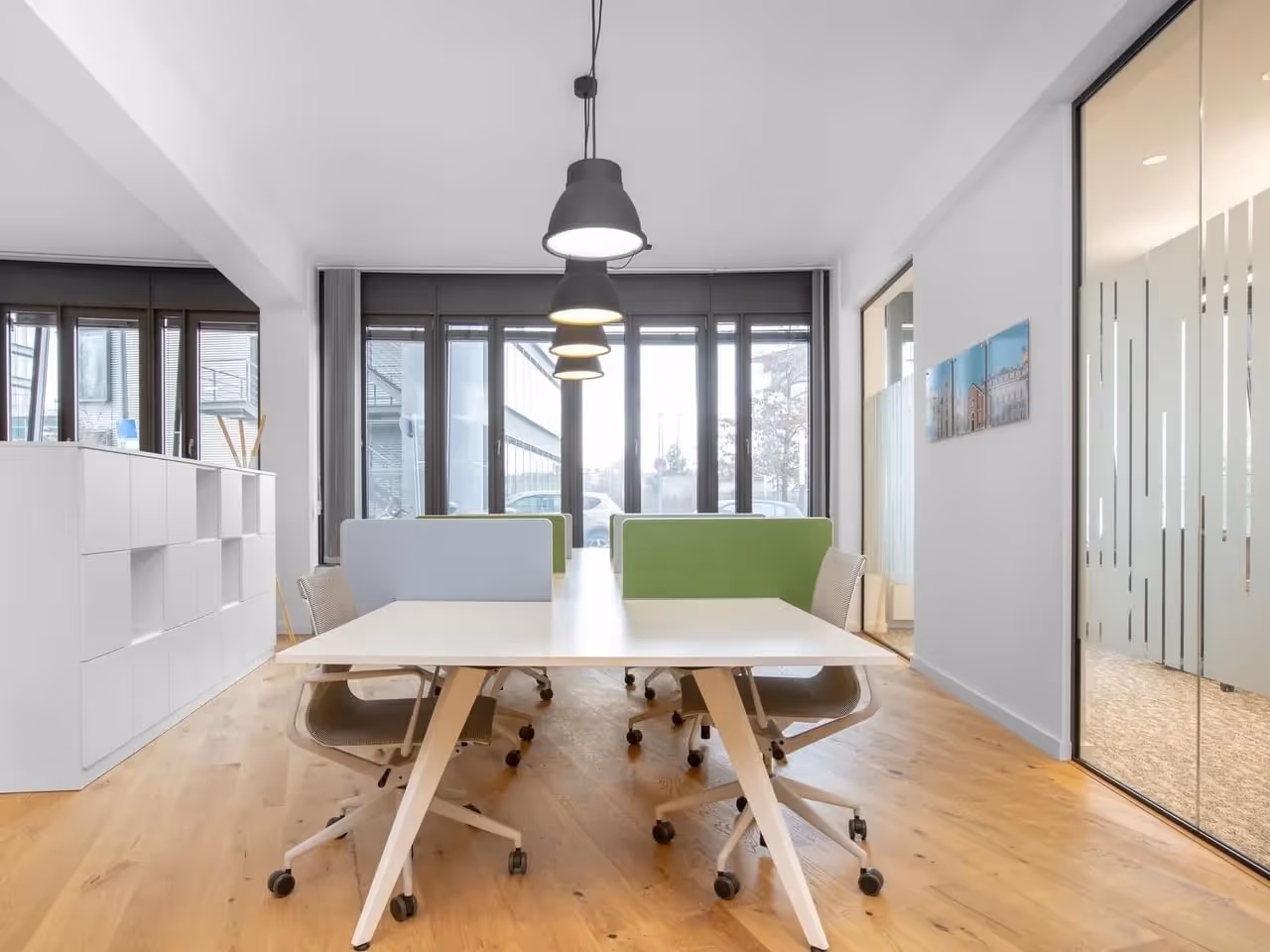 Five Rings by Regus — Meetingraum mit flexiblen Arbeitsplätzen und moderner Architektur