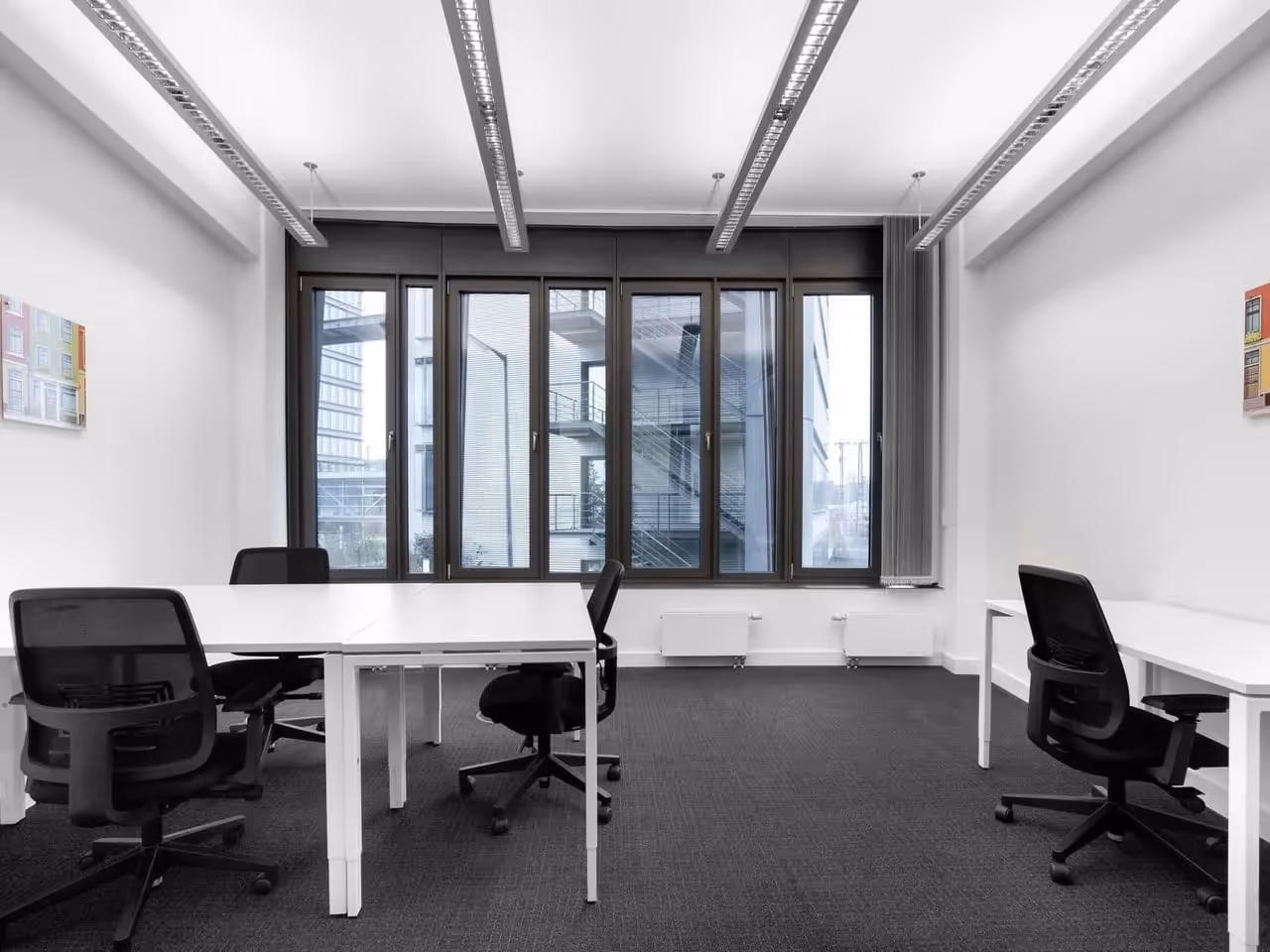 Five Rings by Regus — Lounge mit flexiblen Arbeitsplätzen und moderner Architektur