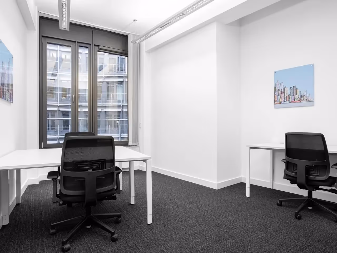 Five Rings by Regus — Empfangsbereich mit flexiblen Arbeitsplätzen und moderner Architektur