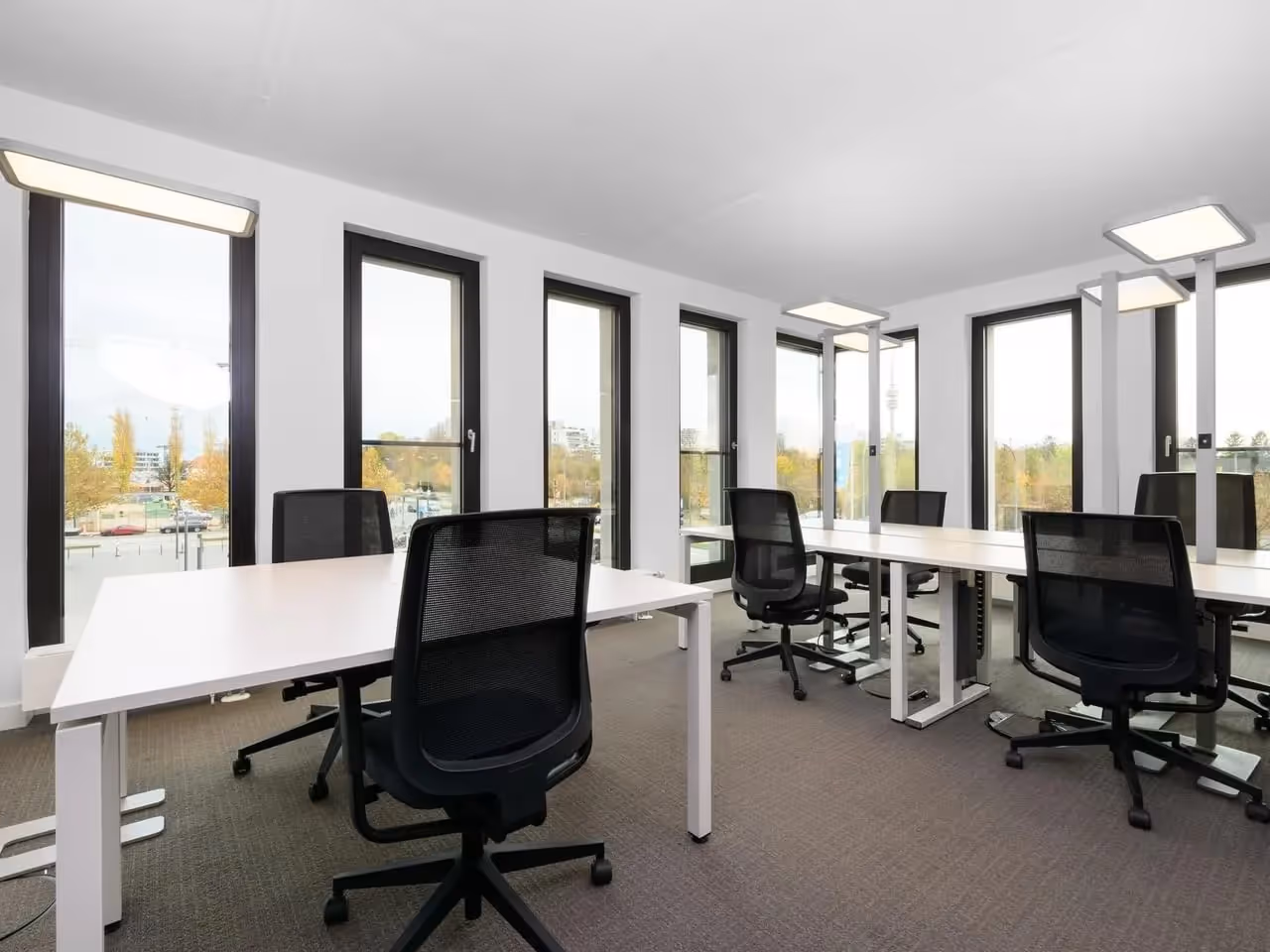 MO82 by Regus — Coworking-Bereich mit flexiblen Arbeitsplätzen und moderner Architektur