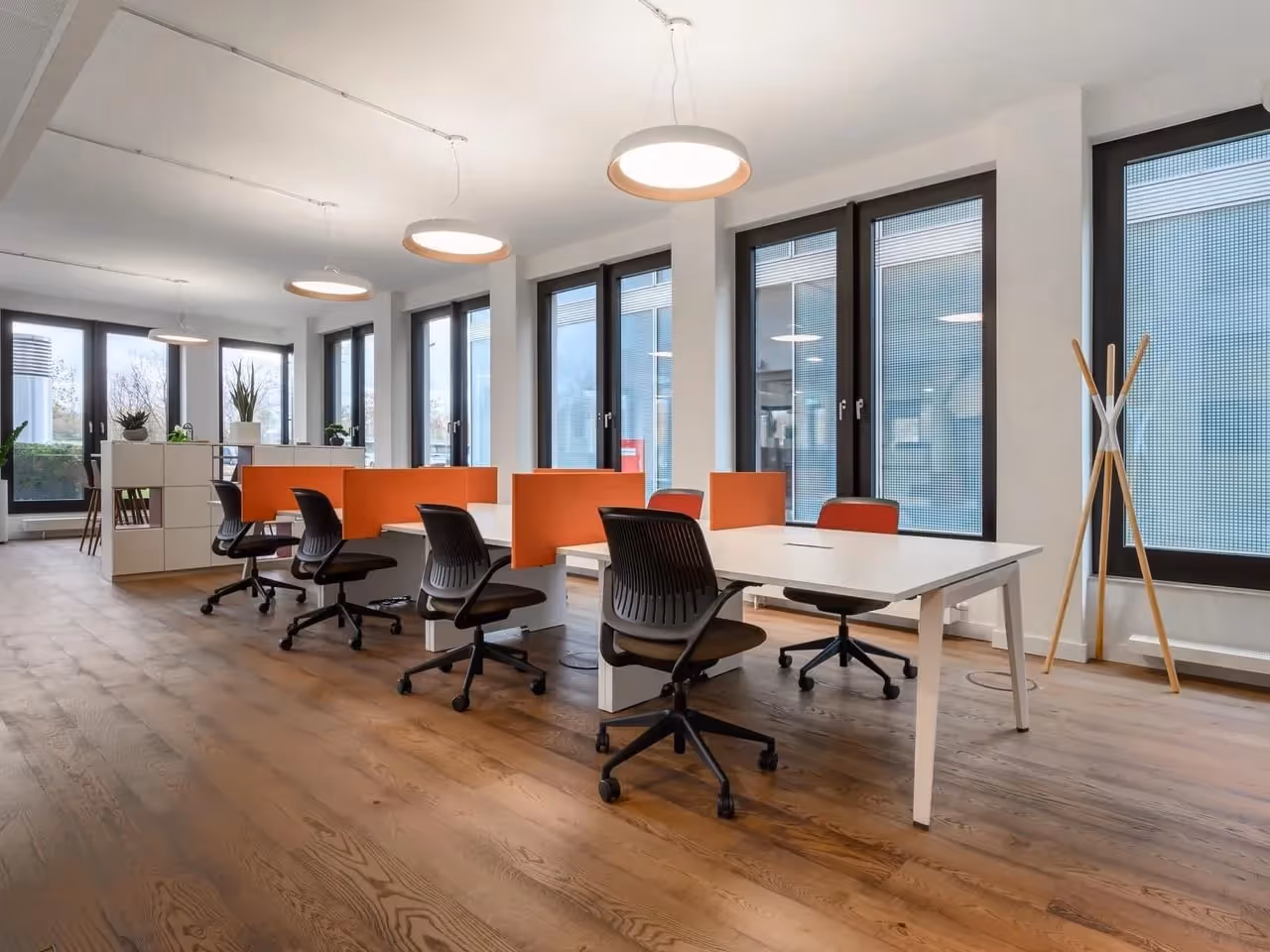 MO82 by Regus — Meetingraum mit flexiblen Arbeitsplätzen und moderner Architektur