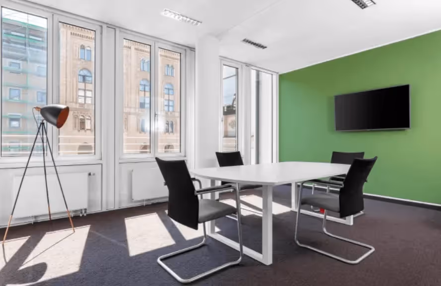Max35a by Regus — Arbeitsplatz mit flexiblen Arbeitsplätzen und moderner Architektur