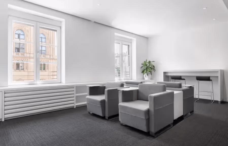 Max35a by Regus — Lounge mit flexiblen Arbeitsplätzen und moderner Architektur