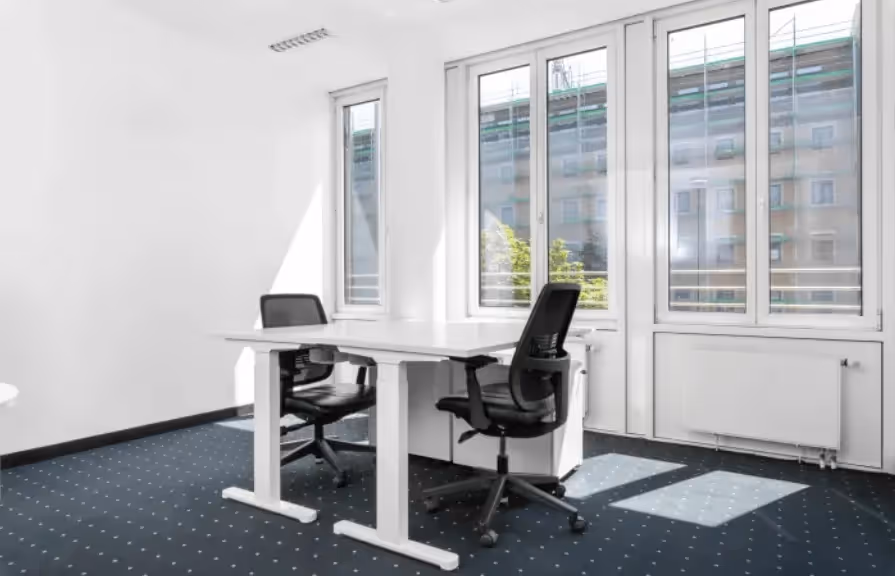 Max35a by Regus — Meetingraum mit flexiblen Arbeitsplätzen und moderner Architektur