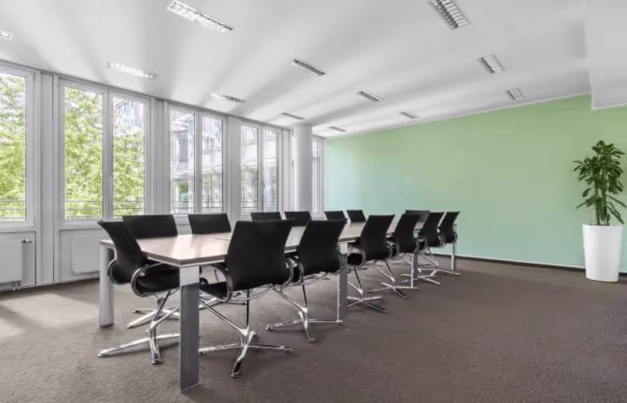 Max35a by Regus — Büro mit flexiblen Arbeitsplätzen und moderner Architektur