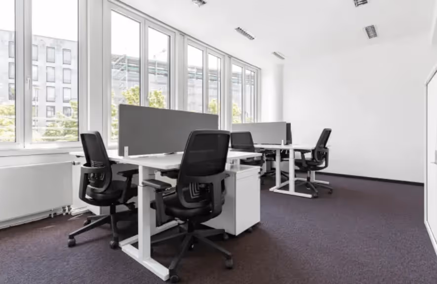 Max35a by Regus — Coworking-Bereich mit flexiblen Arbeitsplätzen und moderner Architektur