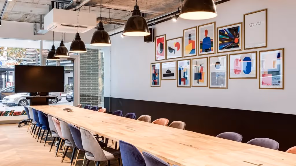 Stachus by Mindspace — Meetingraum mit flexiblen Arbeitsplätzen und moderner Architektur