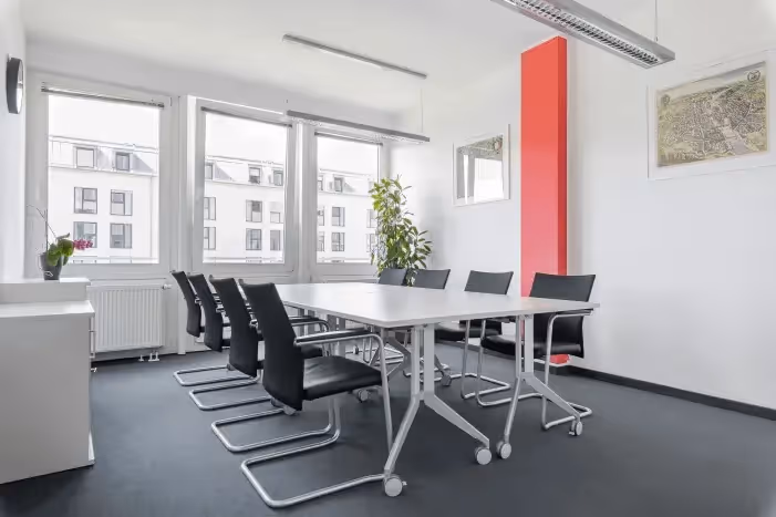 Neue Messe Riem by Regus — Konferenzraum mit flexiblen Arbeitsplätzen und moderner Architektur