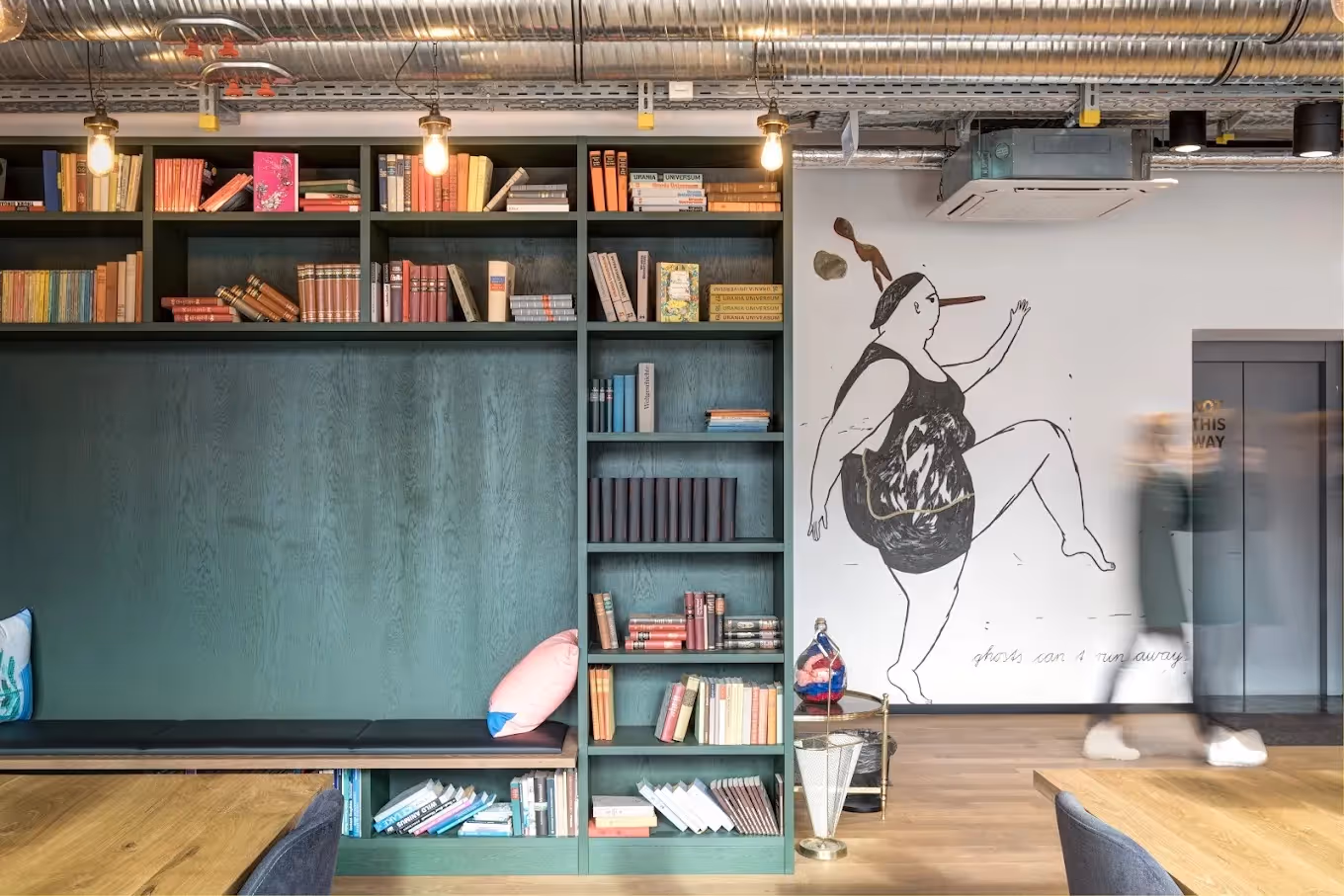 Viktualienmarkt by Mindspace — Konferenzraum mit flexiblen Arbeitsplätzen und moderner Architektur