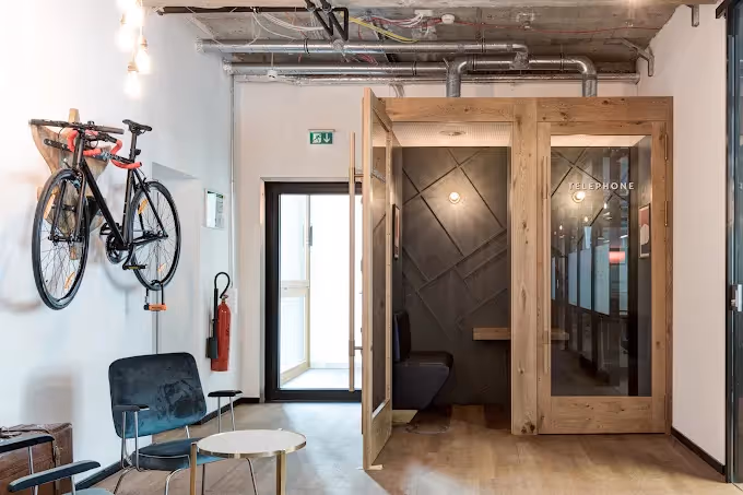 Salvatorplatz by Mindspace — Konferenzraum mit flexiblen Arbeitsplätzen und moderner Architektur