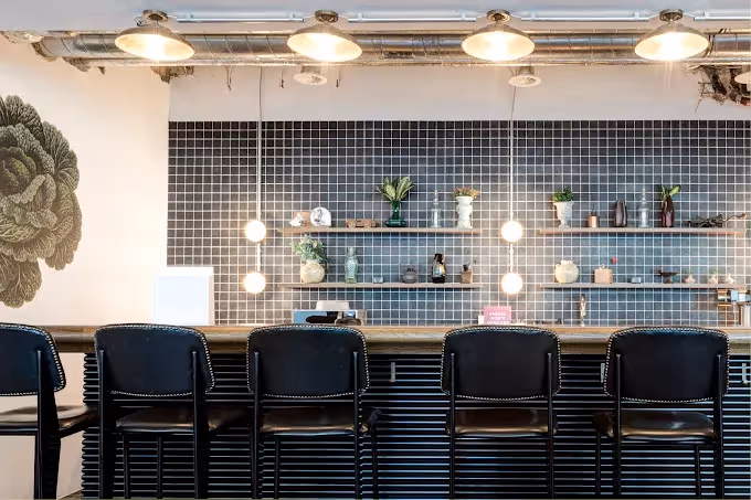 Salvatorplatz by Mindspace — Empfangsbereich mit flexiblen Arbeitsplätzen und moderner Architektur