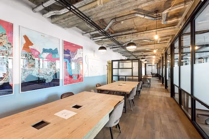 Salvatorplatz by Mindspace — Coworking-Bereich mit flexiblen Arbeitsplätzen und moderner Architektur
