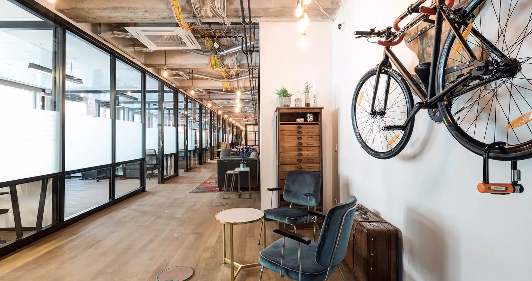 Salvatorplatz by Mindspace — Konferenzraum mit flexiblen Arbeitsplätzen und moderner Architektur