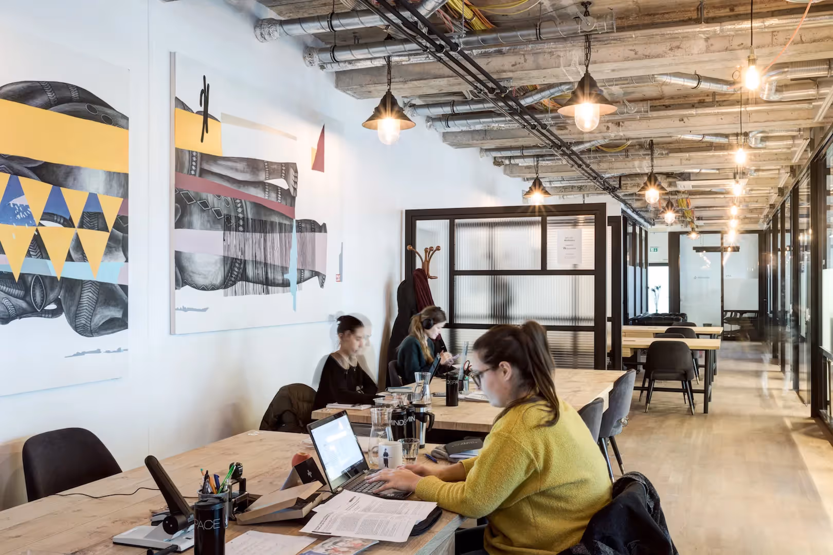 Salvatorplatz by Mindspace — Coworking-Bereich mit flexiblen Arbeitsplätzen und moderner Architektur