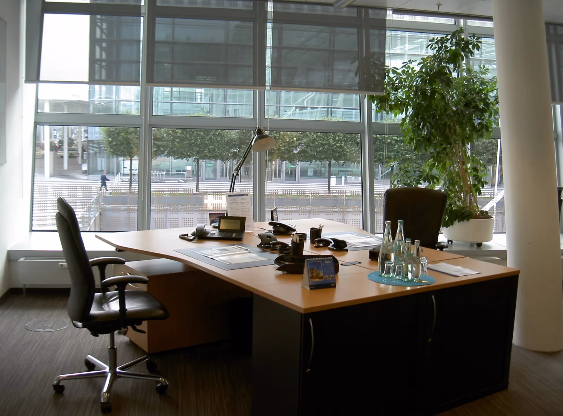 Airport Munich by Regus — Besprechungsraum mit flexiblen Arbeitsplätzen und moderner Architektur