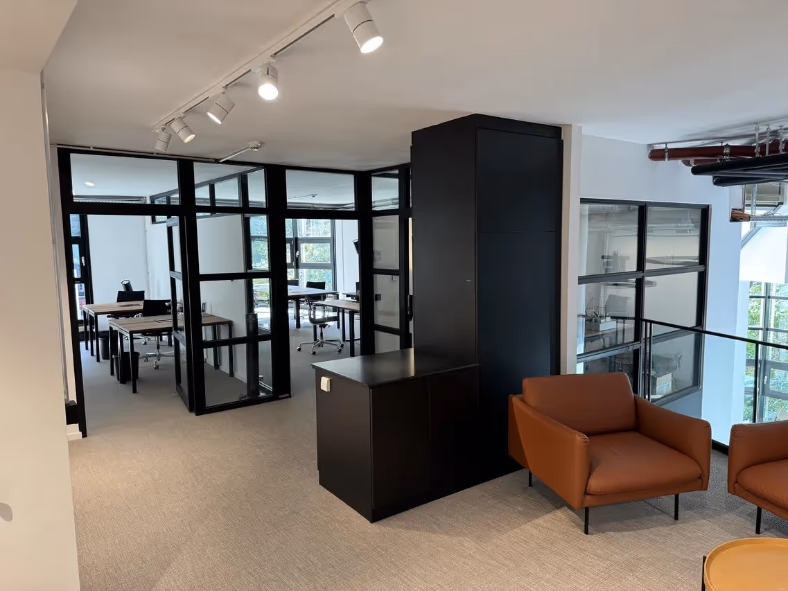 Glockenbachviertel by The BYRO — Coworking-Bereich mit flexiblen Arbeitsplätzen und moderner Architektur