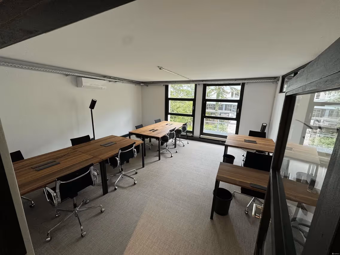 Glockenbachviertel by The BYRO — Besprechungsraum mit flexiblen Arbeitsplätzen und moderner Architektur