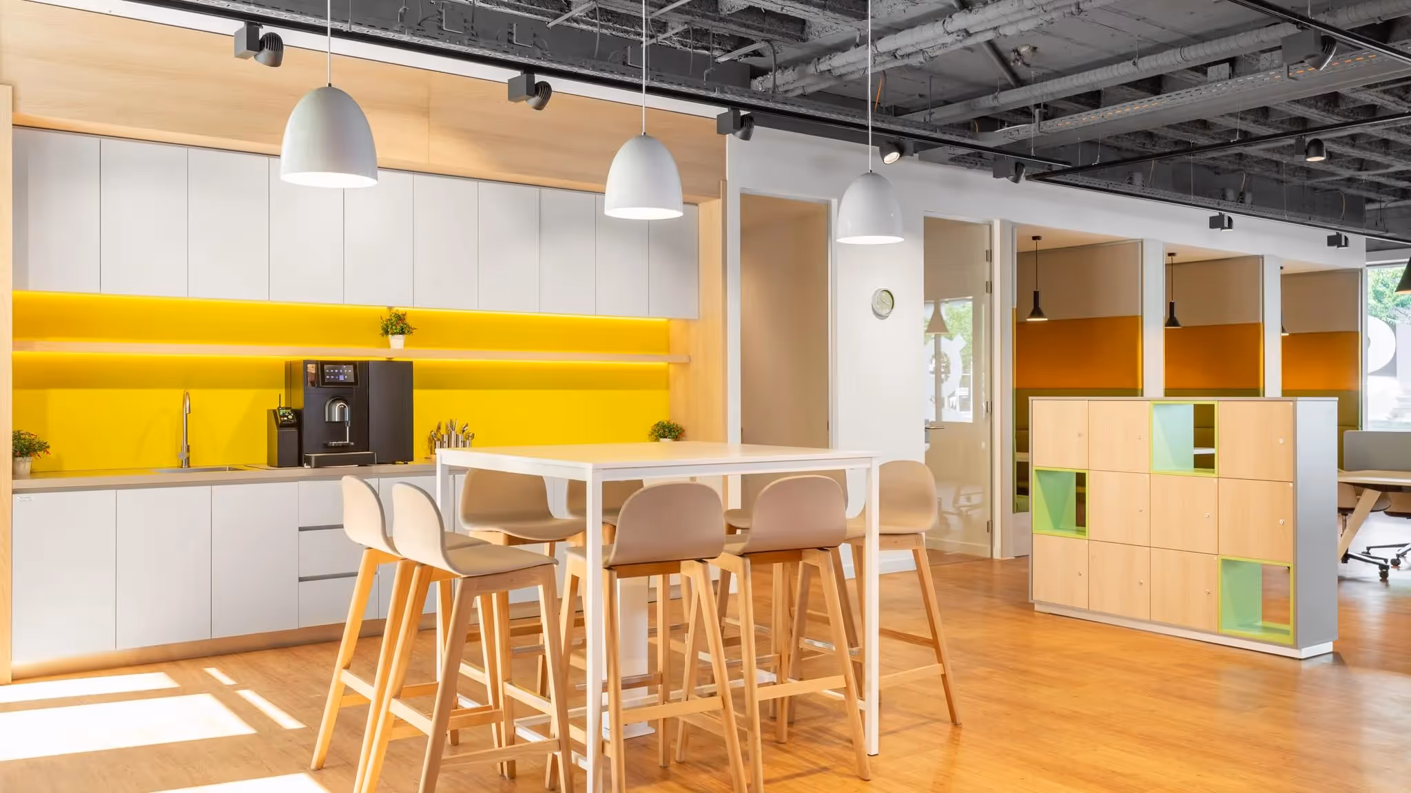 F15 by Regus — Besprechungsraum mit flexiblen Arbeitsplätzen und moderner Architektur