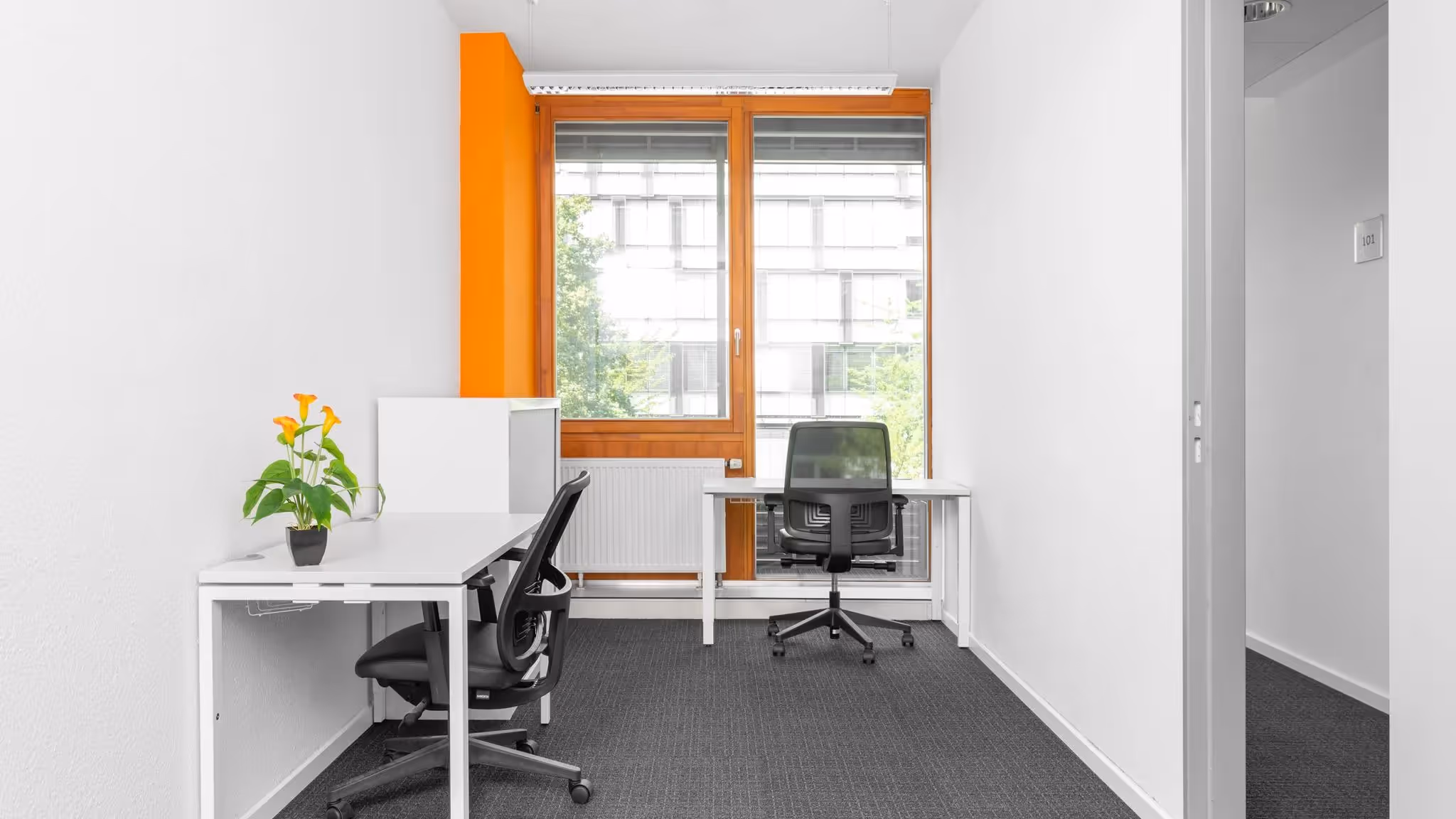 F15 by Regus — Arbeitsplatz mit flexiblen Arbeitsplätzen und moderner Architektur