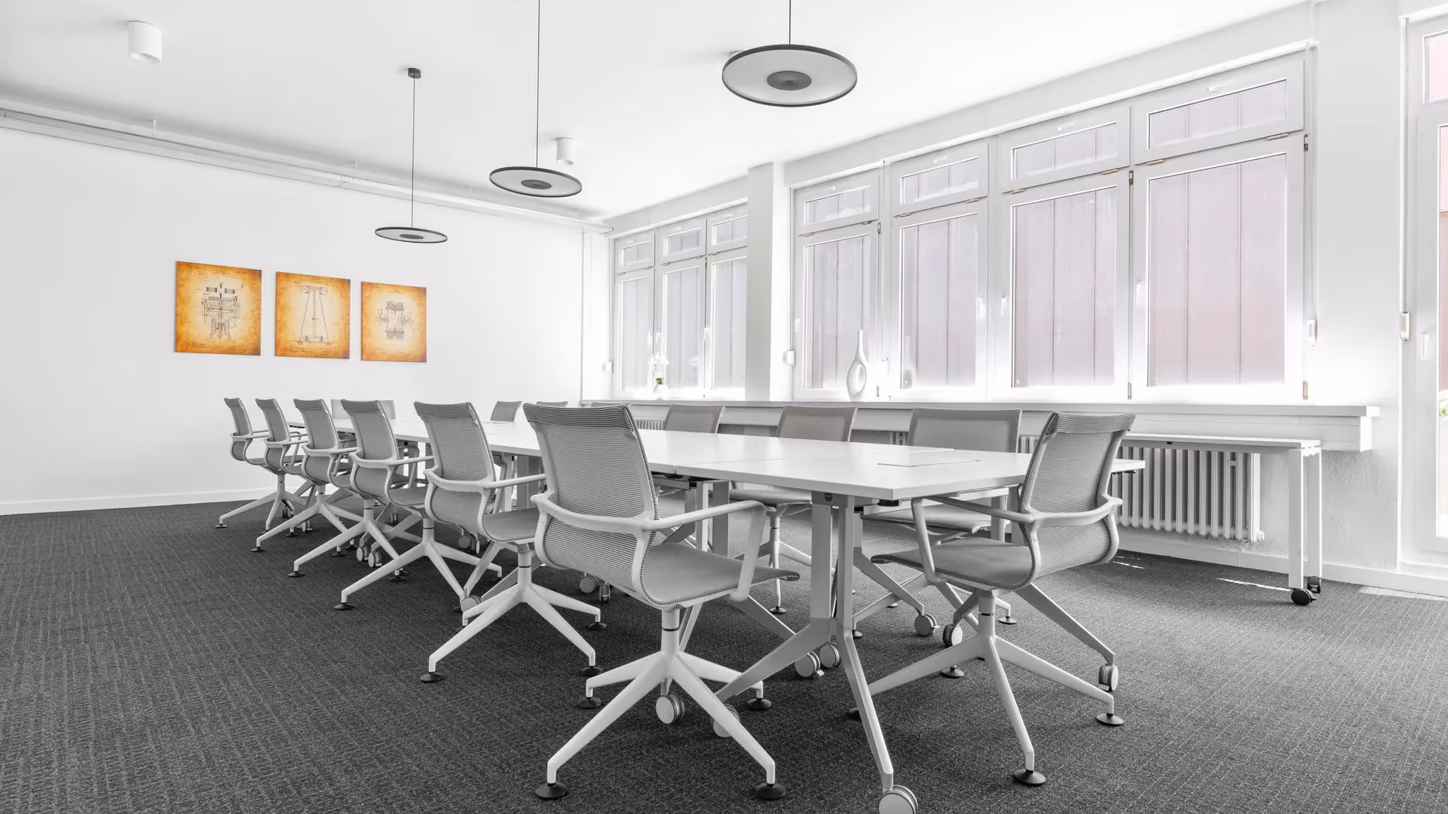F15 by Regus — Empfangsbereich mit flexiblen Arbeitsplätzen und moderner Architektur