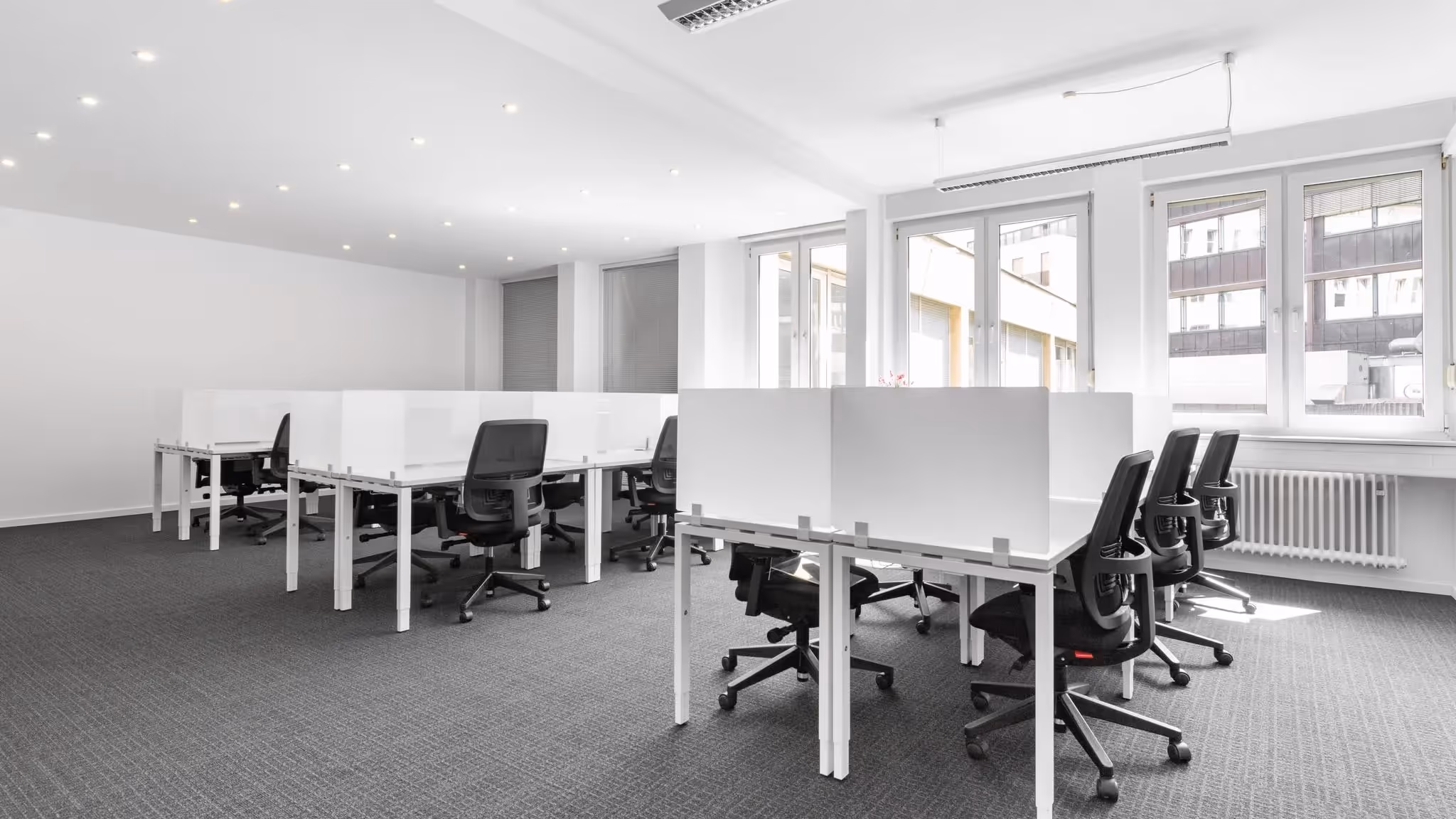 F15 by Regus — Lounge mit flexiblen Arbeitsplätzen und moderner Architektur