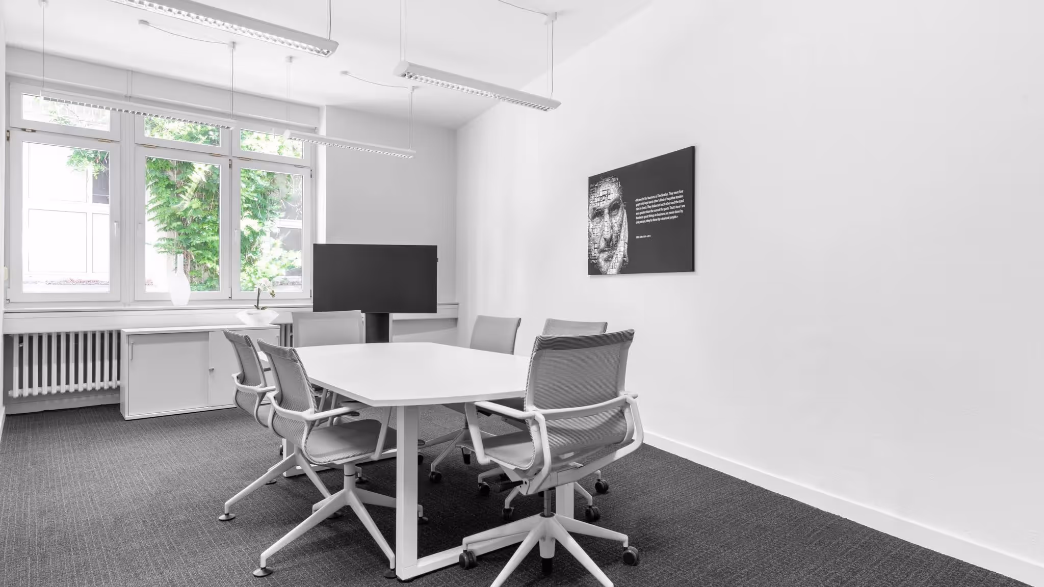 F15 by Regus — Konferenzraum mit flexiblen Arbeitsplätzen und moderner Architektur