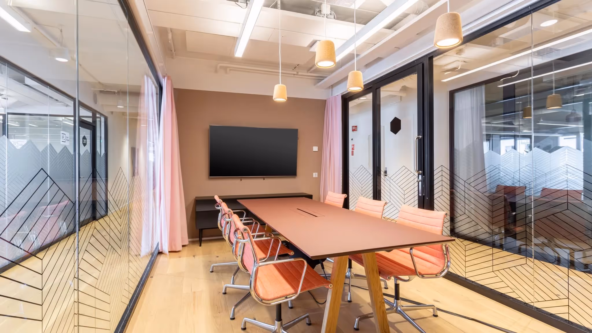 F15 by Regus — Büro mit flexiblen Arbeitsplätzen und moderner Architektur