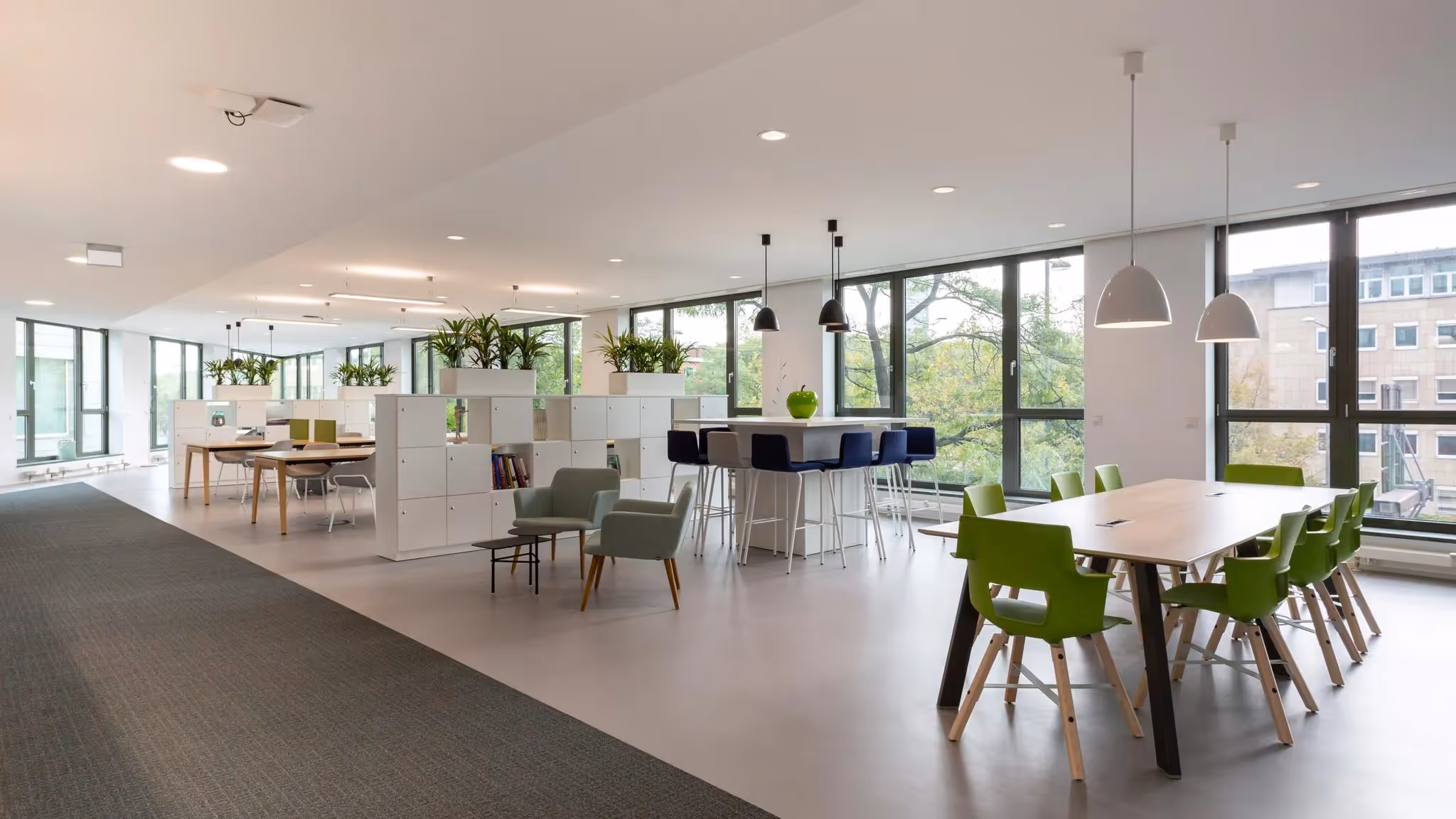 Colonius Carré by Regus — Lounge mit flexiblen Arbeitsplätzen und moderner Architektur