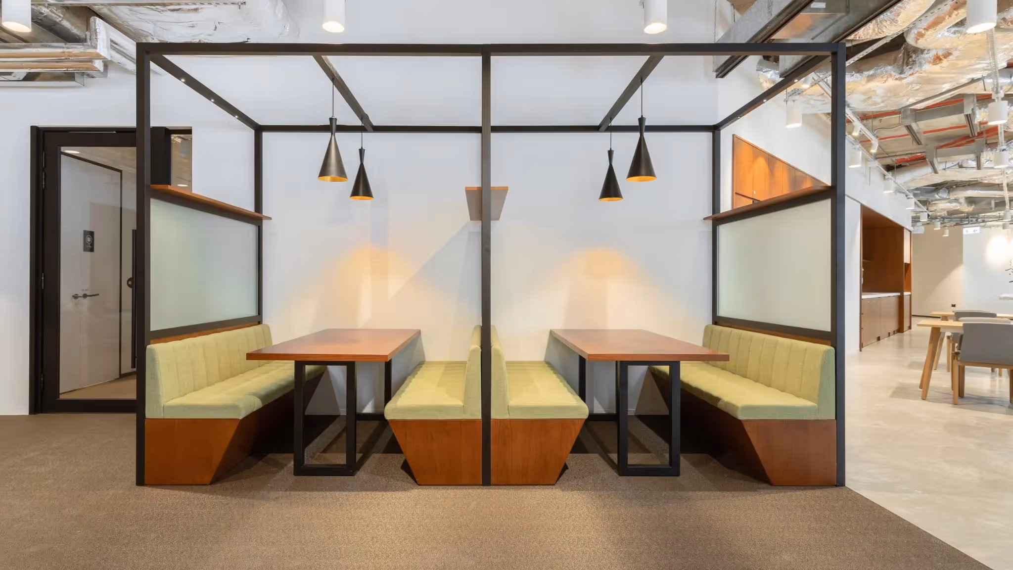 Colonius Carré by Regus — Besprechungsraum mit flexiblen Arbeitsplätzen und moderner Architektur