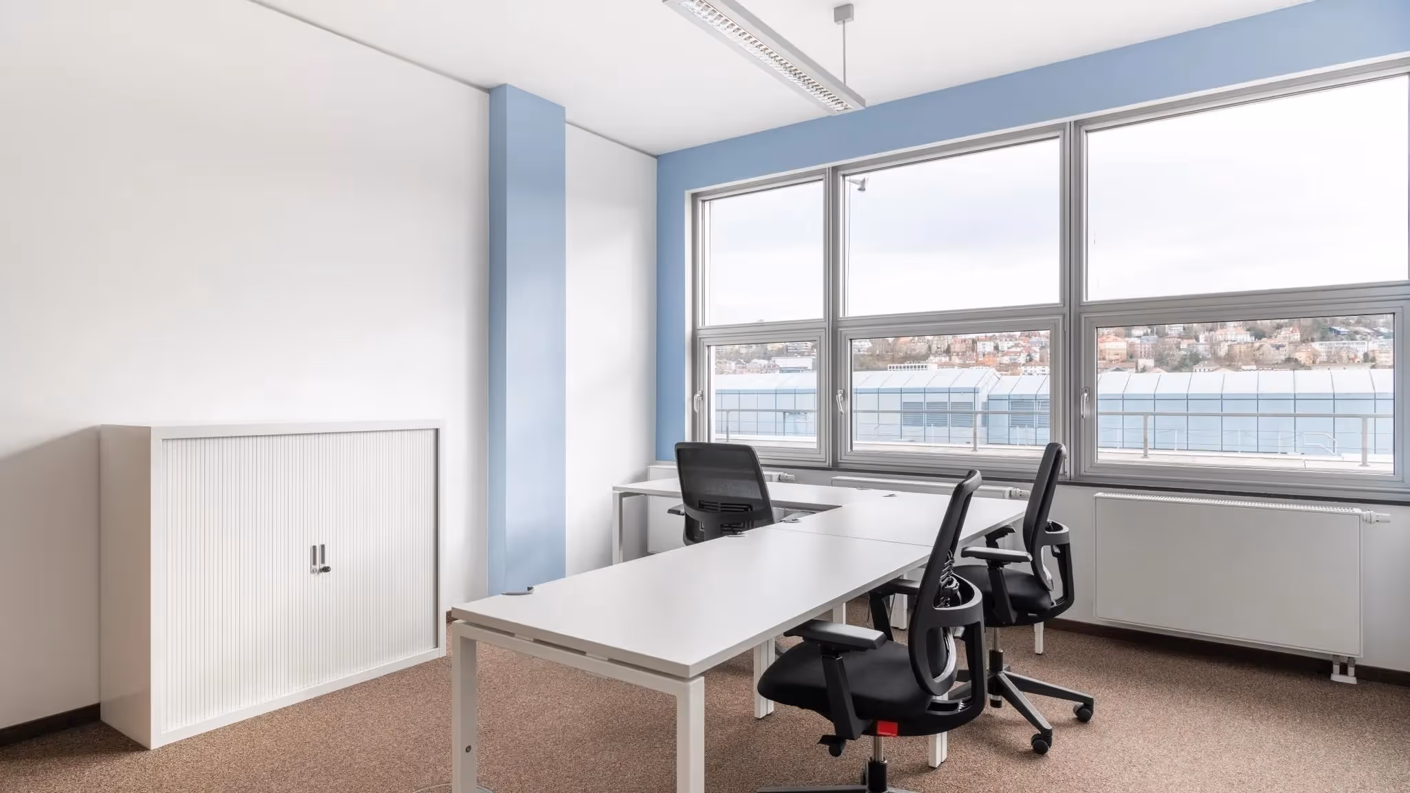 Königs-Center by Regus — Besprechungsraum mit flexiblen Arbeitsplätzen und moderner Architektur
