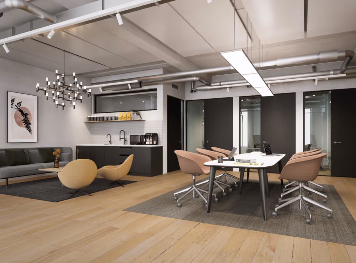 Moderner Raum mit Tisch, Bürostühlen, Lounge-Bereich, grauem Sofa, gelben Sesseln, Küchenzeile, Holzfußboden.
