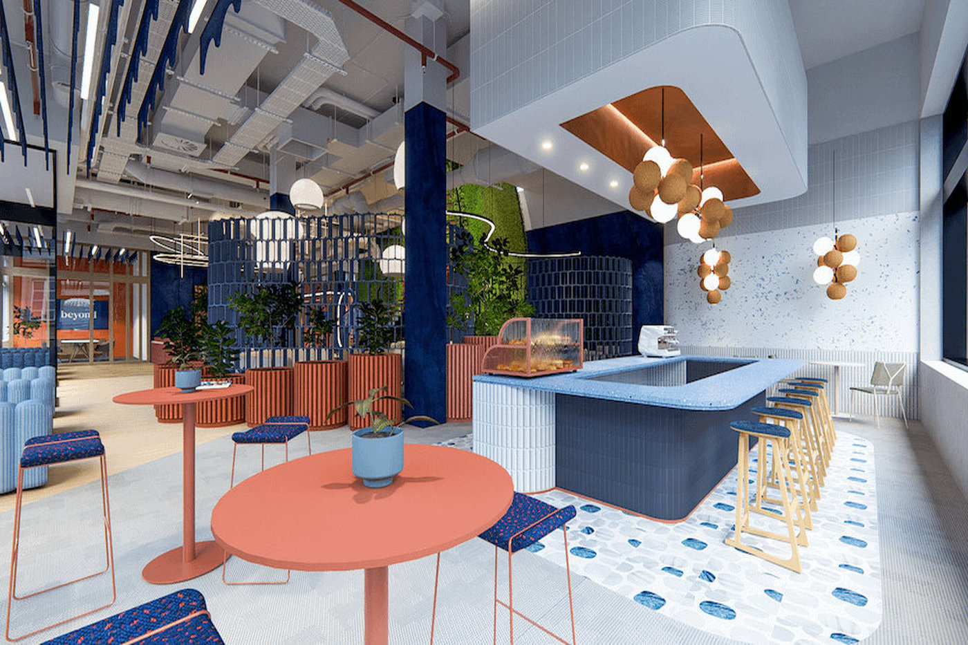 Coworking-Bereich mit blauen und roten Tischen, Bar, Hockern, Pflanzen und modernen Leuchten.