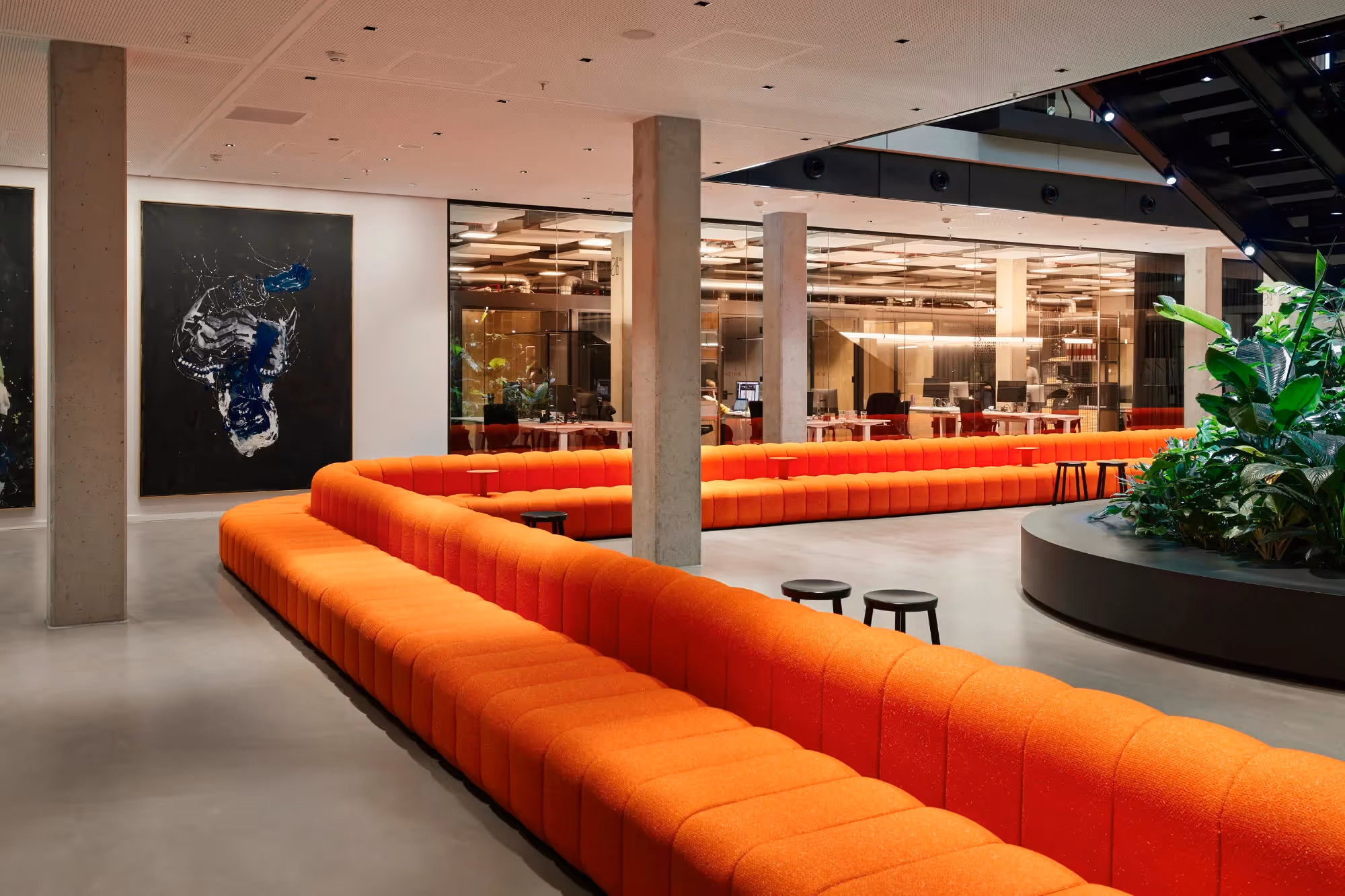 House of Communication by Überlab — Büro mit flexiblen Arbeitsplätzen und moderner Architektur