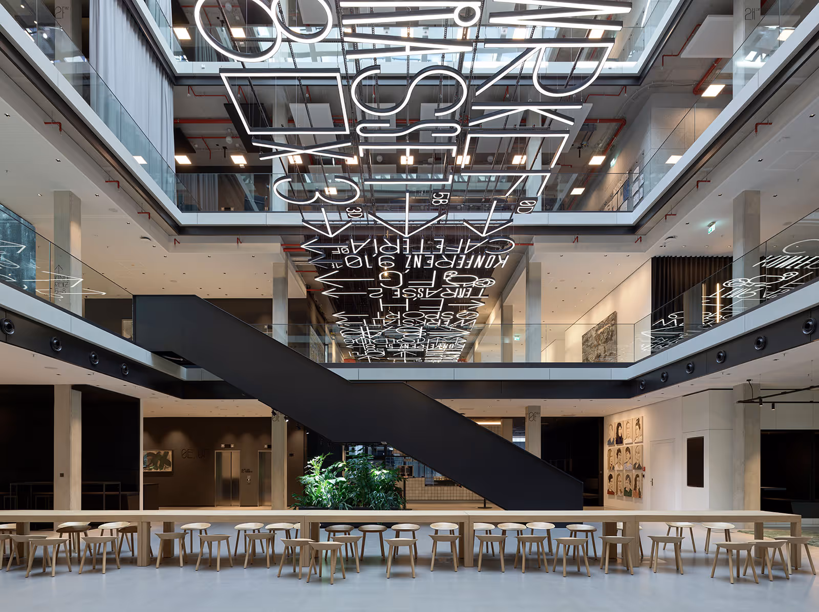House of Communication by Überlab — Lounge mit flexiblen Arbeitsplätzen und moderner Architektur