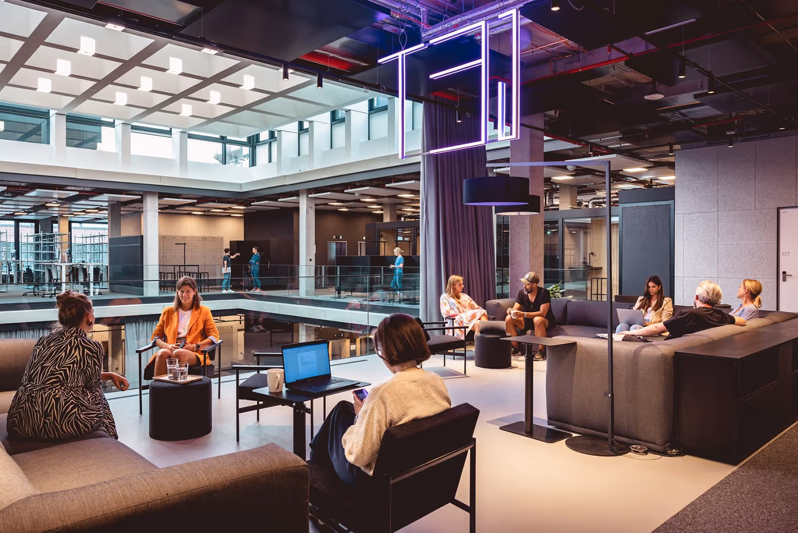 House of Communication by Überlab — Coworking-Bereich mit flexiblen Arbeitsplätzen und moderner Architektur
