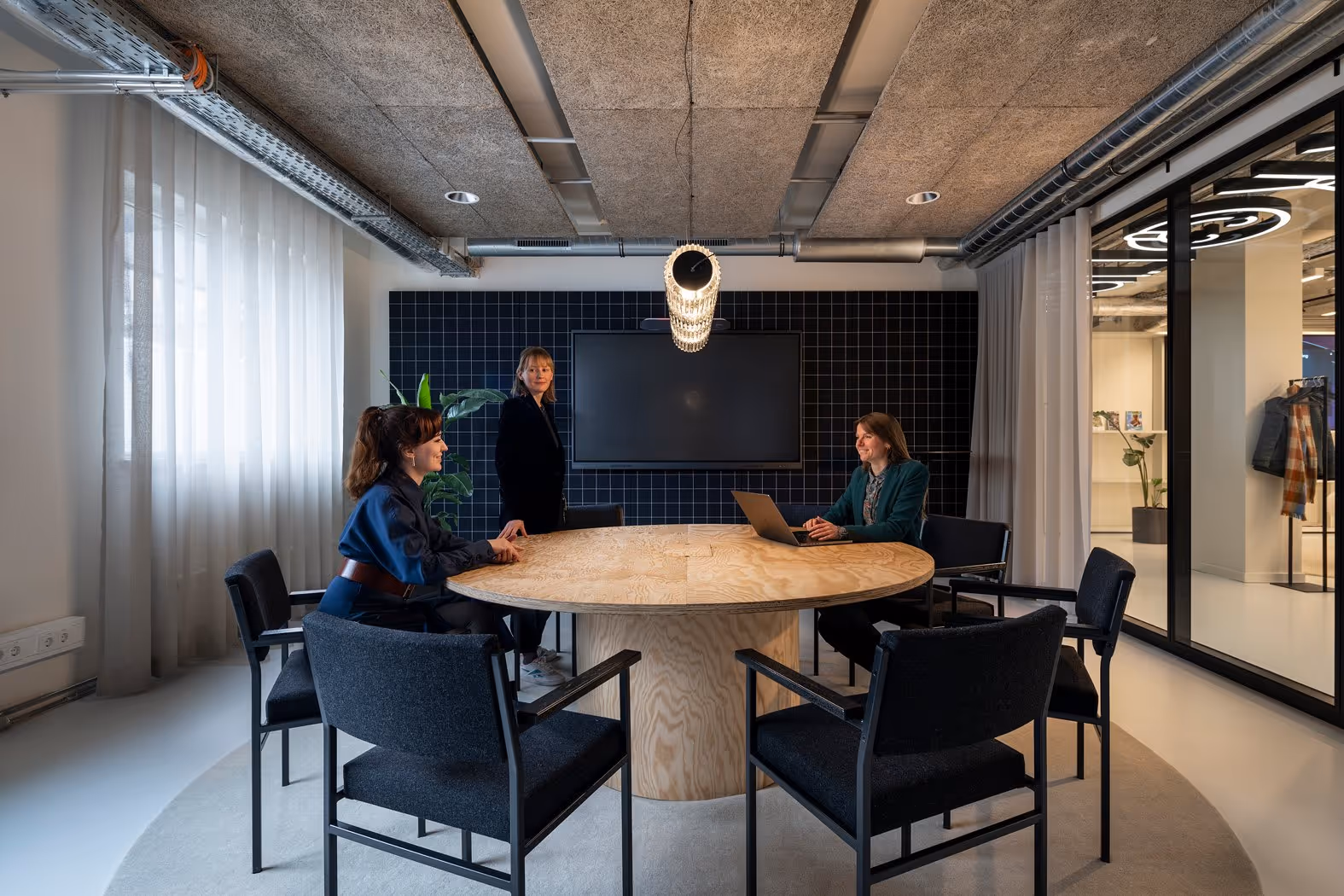 House of Communication by Überlab — Besprechungsraum mit flexiblen Arbeitsplätzen und moderner Architektur