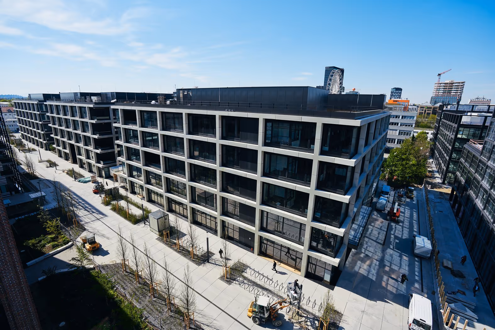 House of Communication by Überlab — Besprechungsraum mit flexiblen Arbeitsplätzen und moderner Architektur